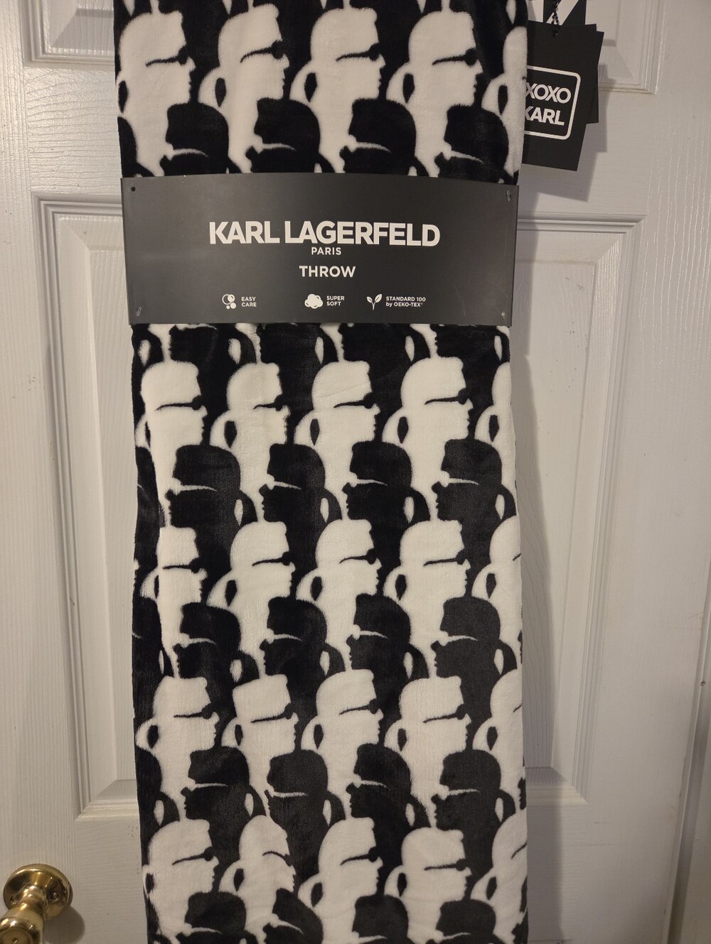 Karl Lagerfeld NWT Plush Large Throw - Picture 2 of 4